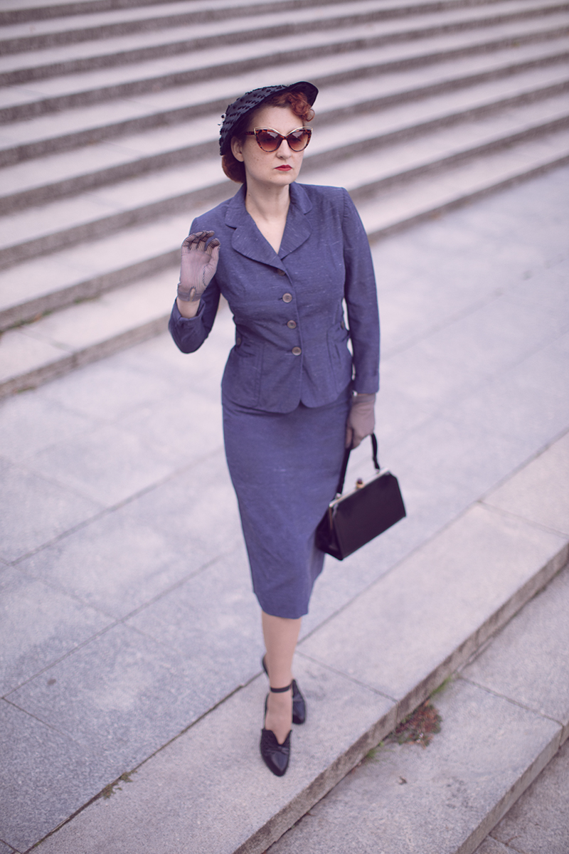 Vintage Fashion blogger Dominique de Merteuil in an authentic 1950s Handmacher suit