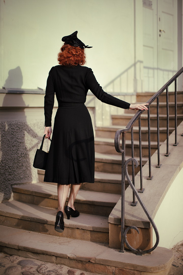 Vintage fashion blogger iDominique de Merteuil in a 1940s CC41 dress