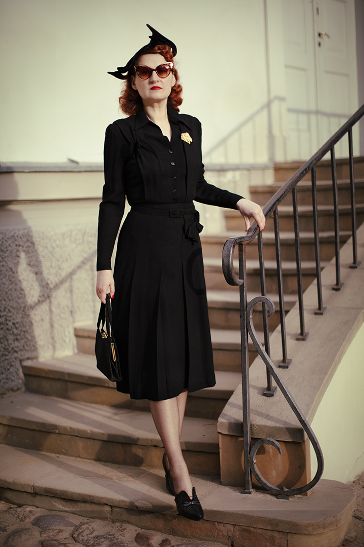 Vintage fashion model Dominique de Merteuil in a 1940s CC41 dress.