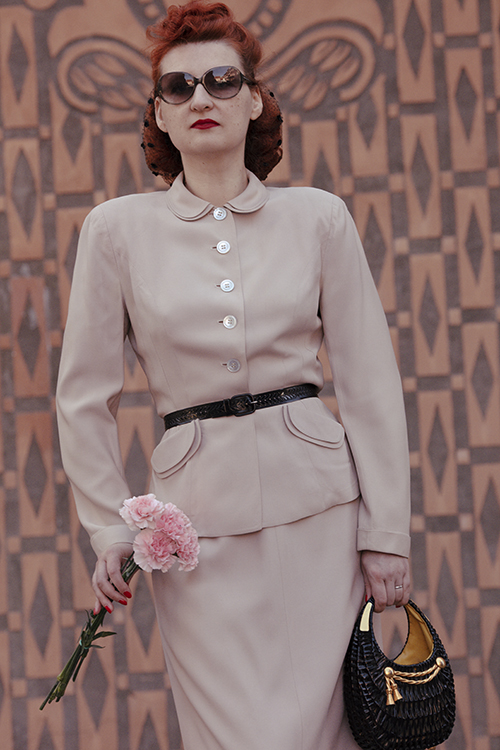 Vintage fashion blogger in the 1950s Handmacher suit. How to dress in vintage this spring.
