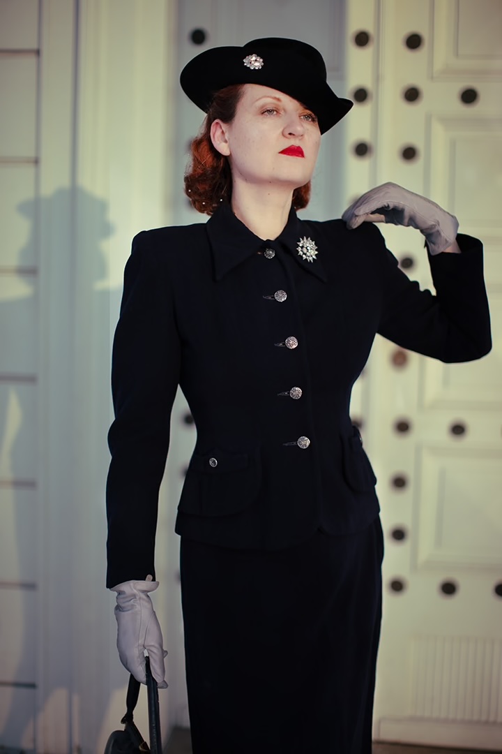 How to wear a vintage brooch. Vintage fashion expert Dominique de Merteuil wearing a 1940s Betty Rose suit and a 1950s brooch.
