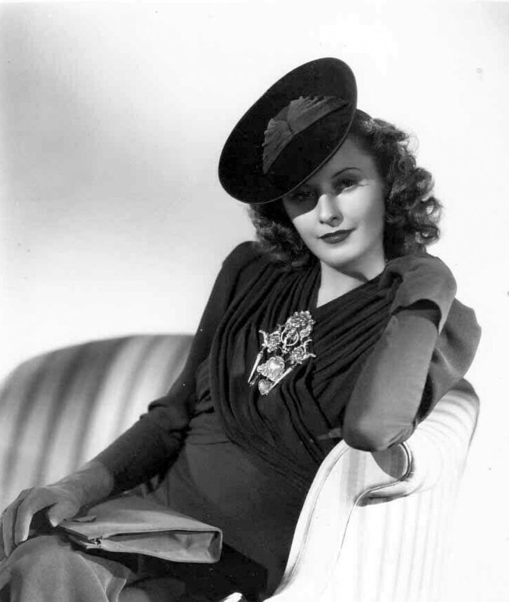 How to wear a vintage brooch Barbara Stanwyck 1938