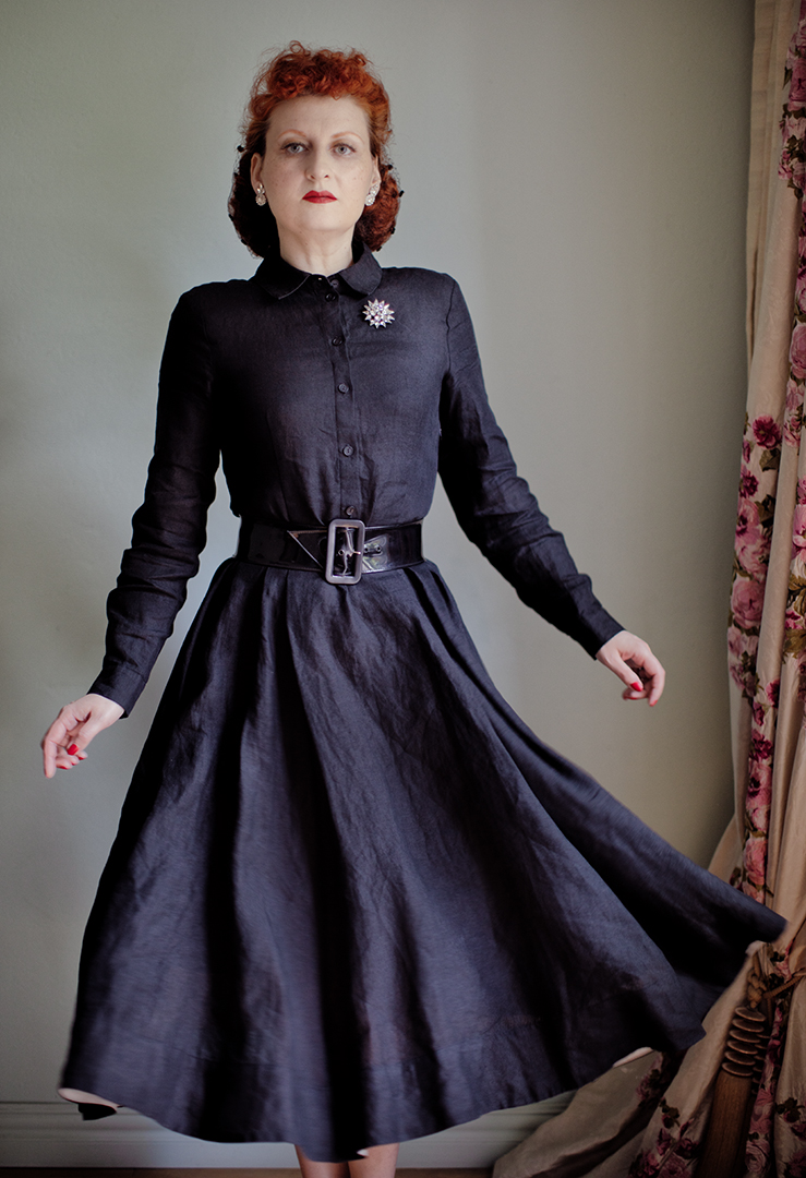 Vintage fashion blogger Dominique de Merteuil in a linen dress from Son de Flor in a Lucille Ball's look in the tv show I Love Lucy.